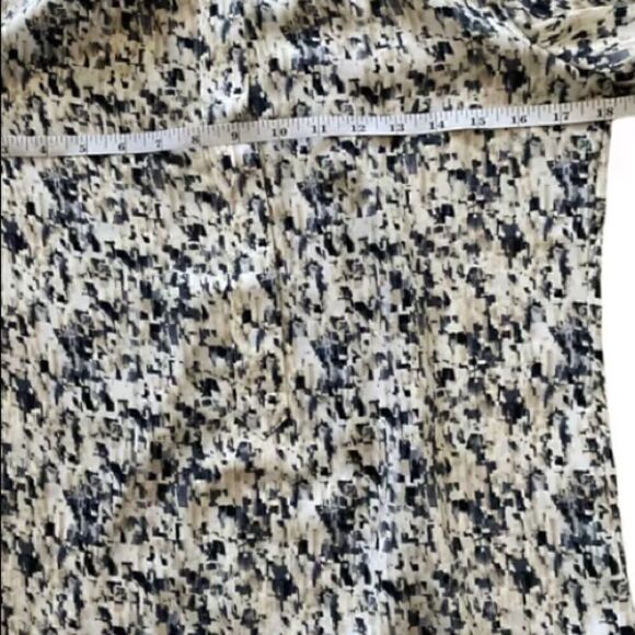 CAbi Shattered Button Blouse Style 3094 Gray Black Tan XSWomens Flowy - Picture 8 of 8